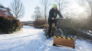Cyklisti se nevzdávají: Někteří z nich se na sníh a náledí vybavili cyklopluhem