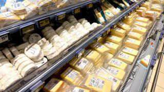 Sýr Eidam prodávaný v Lidlu byl plesnivý. Zákazníci mohou výrobek vrátit a dostanou za něj zpátky své peníze