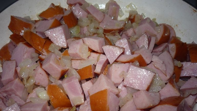 Oblíbená masová pochoutka může lidem přivodit velké zdravotní problémy. V oběhu jí jsou desítky kilogramů 1 maso vareni