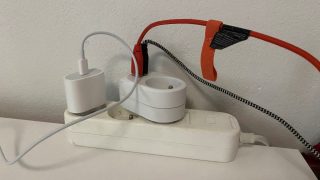 Každý, kdo má doma tuhle nabíječku na telefon musí zpozornět. Hrozí velké nebezpečí, okamžitě ji přestaňte používat