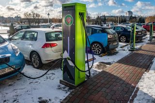 Konec elektromobilů: Po prvních mrazech přestaly fungovat. Řidiči jsou naprosto bezradní, nikam nedojedou