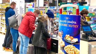 Vánoční nákupy vrcholí. Zákazníci nakupují čím dál více ve slevách