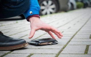 Peněženka na zemi se může pořádně vymstít. Jednomu nálezci teď hrozí vězení