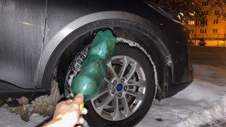 Jestli řidiči uvidí prázdnou PET láhev na kolech svého vozu, měli by zavolat policii. Zloději jim totiž mohou s autem odjet