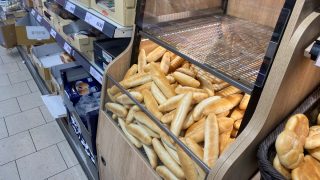 Jeden rohlík za 60 Kč: V Česku realita. Kdo novou cenovku nezaplatí, ten bude muset oblíbené české pečivo oželet