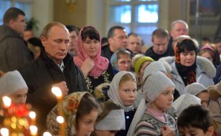 Ruská propaganda udělala z Putina Santu, který zachraňuje Vánoce dětem ze Západu