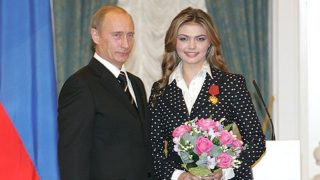 Putinova milenka se po dlouhé době opět objevila na veřejnosti. Zřejmě je po potratu