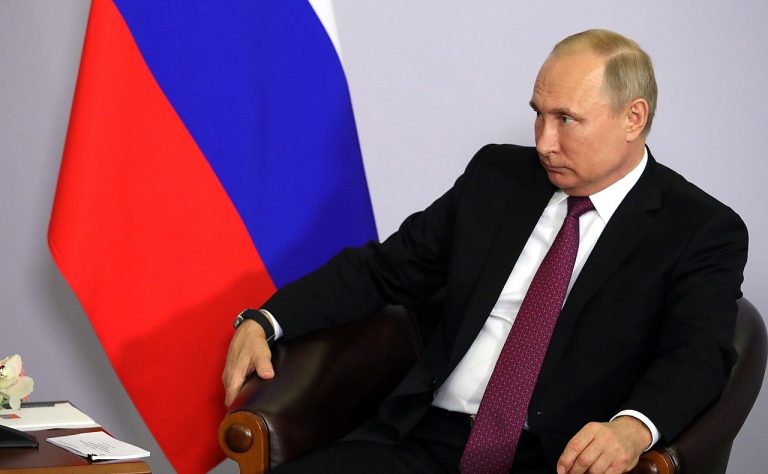 Spojenci Ruska si sedli a otevřeně promluvili o válce. Jejich rozhovor Putina zaskočil 1 putin kreslo vlajka