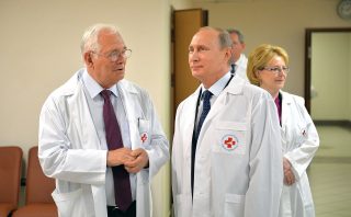 Sankce Západu nefungují naplno. Putina při životě udržují léky z dovozu