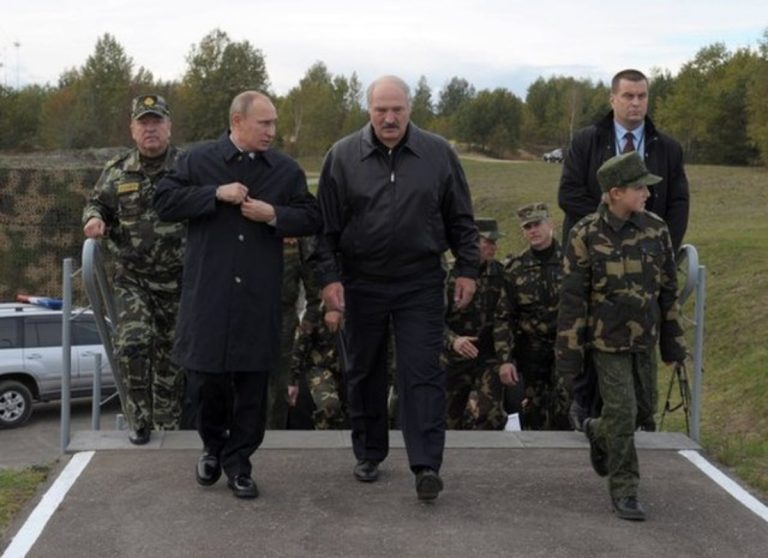 Putin se přepočítal. Nepovedlo se mu přesvědčit běloruského prezidenta, aby se zapojil do války 1 putin lukasenko podzim