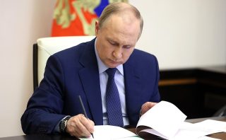 Putin podepsal nový dekret. Vojáci se z něj mají těšit, získají totiž práva na vlastnictví pozemků