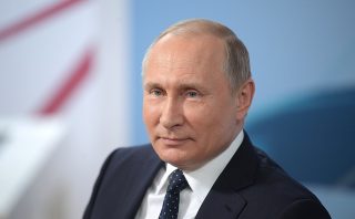 Vlivný evropský politik se s Putinem spojil po telefonu. Raději mu ani neměl volat