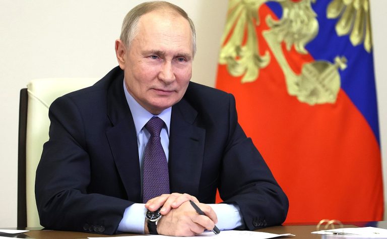 Rusko pokračuje v posilování své jaderné síly 1 putin vlajka 1