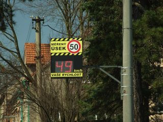 Za překročení rychlosti o 3km/h vám šmahem přiletí pokuta 120 000 korun: Nových radarů na silnicích si ani nevšimnete