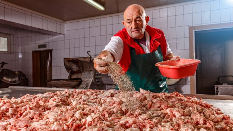 Propuštění zaměstnanců, menší produkce zeleniny a masných výrobků: Čeští zemědělci museli letos rekordně šetřit 1 reznik