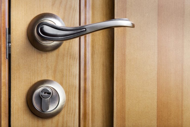 Vdechněte vašim dveřím moderní vzhled za pomocí kovaných doplňků 1 shutterstock 243846052