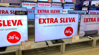 Známé obchodní řetězce právě rozjely monstrózní slevy: Ušetřit se dají tisíce Kč