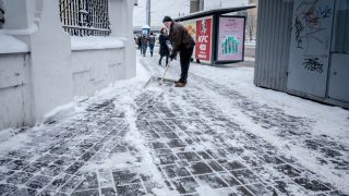 Zima udeřila: Teploty klesají hluboko pod nulu, sníh komplikuje dopravu