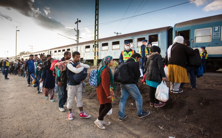 Více než procento světové populace jsou utečenci. Před válkou a pronásledováním prchá nejvíce lidí v historii 1 uprchlici vlak
