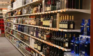 ČOI si posvítila na prodejce alkoholu: Čísla podnapilých lidí pod 18 let jsou alarmující