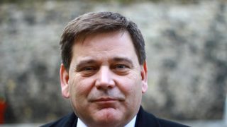 Za lži přišel trest: Britský poslanec přirovnal vakcíny proti covidu k holokaustu