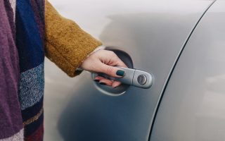 Na řidiče čeká další podvod. Vyděrači instalují na kliky aut zámky a požadují peníze