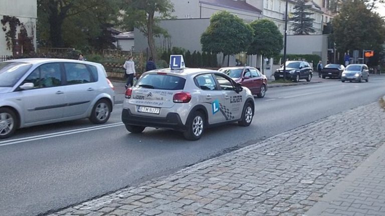 Legislativní smršť v pravidlech pro motoristy: Zjednodušené bodování, řízení auta od sedmnácti let i řidičský průkaz na zkoušku 1 autoskola l ulice