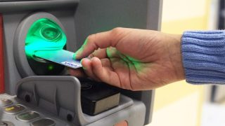 Máte účet u jedné z těchto tří bank? Ze dne na den jejich klientům přestalo všechno fungovat. Neměli ani jak zaplatit