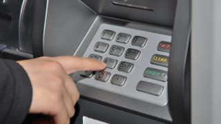 Na statisíce Čechů čeká v bance nepříjemná změna. Někteří z nás kvůli ní přijdou o tisíce korun