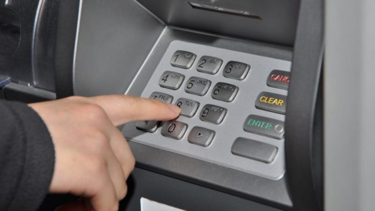 Pozor: Jste klienty největší české banky? Hrozí, že během chvíle přijdete o všechny peníze na bankovním účtu 1 bankomat zahranici