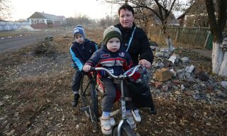 Válka bez výjimek: Od začátku konfliktu zahynuly už stovky dětí. Dalším sedmi milionům hrozí vážné problémy