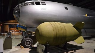 „Nejdřív přijdou tanky, pak atomovky,“ varuje bývalý prezident USA. Bidena varoval, že svým chováním rozpoutá jadernou válku
