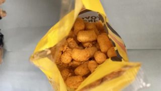 V oblíbené pochoutce se našly housenky. „Nechápu, že si toho nikdo nevšiml,“ řekla zákaznice