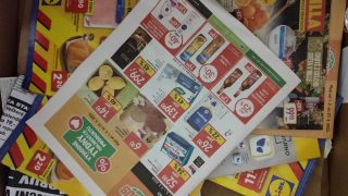 Právě se děje: Za slevové letáky z obchodů se bude nově platit poplatek. Lidé se bouří