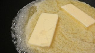 Skoro každé máslo má příšernou kvalitu. Nový test odhalil, co se do těl zákazníků po požití některých značek dostane
