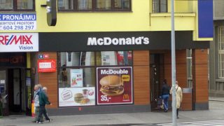 Bizarní zločiny ve fast foodech: Z bundy při rvačce vytáhl mývala. Jedna z nejnebezpečnějších poboček na světě se bude zavírat