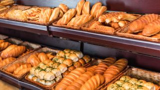 Vláda dala obchodům stopku: Tohle pečivo už se nebude prodávat. Lidl, Albert, Tesco nebo Penny mají smůlu