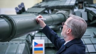 Fiala poslal Ukrajincům vzkaz. Napsal ho na tank