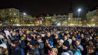 Babiš vs. Pavel: Atmosféra houstne. Matka dítěte se na včerejší podpoře jednoho z kandidátů neváhala použít ostrá slova