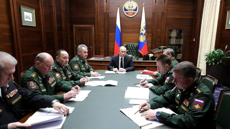 Rusové i Ukrajinci se připravují na velké bitvy, které přijdou už brzy. Pokud Putin neuspěje, hrozí mu konečná porážka 1 putin zasedani
