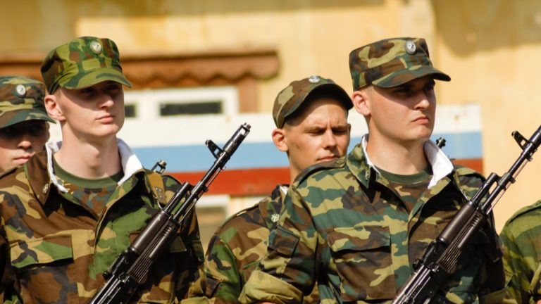 Na straně Ruska bojují ti nejtěžší zločinci. Milost dostal dokonce i muž, který zabil vlastní babičku 1 ruska armada v pozoru