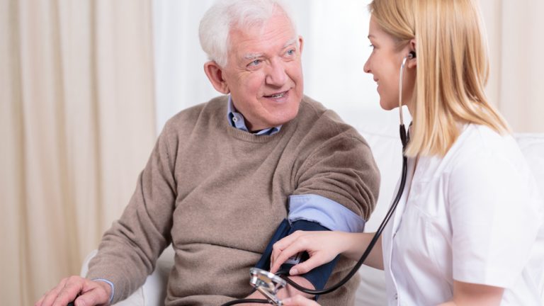 Kolik peněz bere váš praktický lékař? Známe podrobnosti, z těchto částek vám půjde hlava kolem 1 senior lekar prohlidka