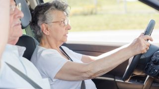 Konec českých seniorů za volantem? EU jim chce sebrat řidičáky. Tedy aspoň každému, kdo nesplní extrémně těžké zkoušky
