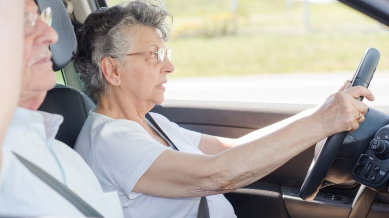 Konec českých seniorů za volantem? EU jim chce sebrat řidičáky. Tedy aspoň každému, kdo nesplní extrémně těžké zkoušky 1 seniorka auto