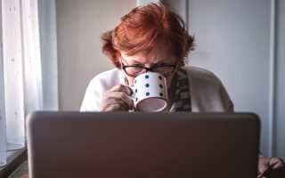 Falešná rakovina nebo pomoc lidem v tíživé situaci: Podvodníci lákají z lidí peníze přes sociální sítě