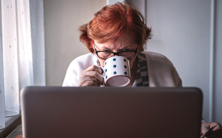 Prezidentská kampaň je doprovázena řadou dezinformací 1 seniorka notebook