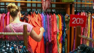 Zákaz nošení oblečení ze Shein, Temu, Zara, H&M a dalších? Nový nápad se lidem vůbec nezamlouvá