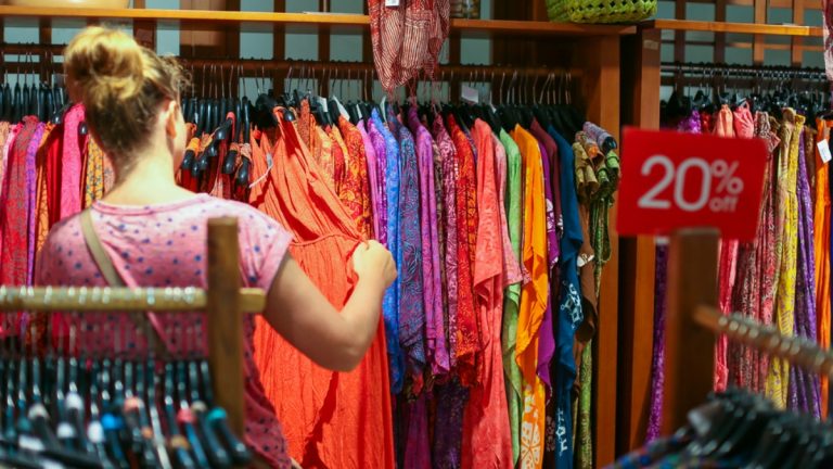Zákaz nošení oblečení ze Shein, Temu, Zara, H&M a dalších? Nový nápad se lidem vůbec nezamlouvá 1 Obchod s oblečením