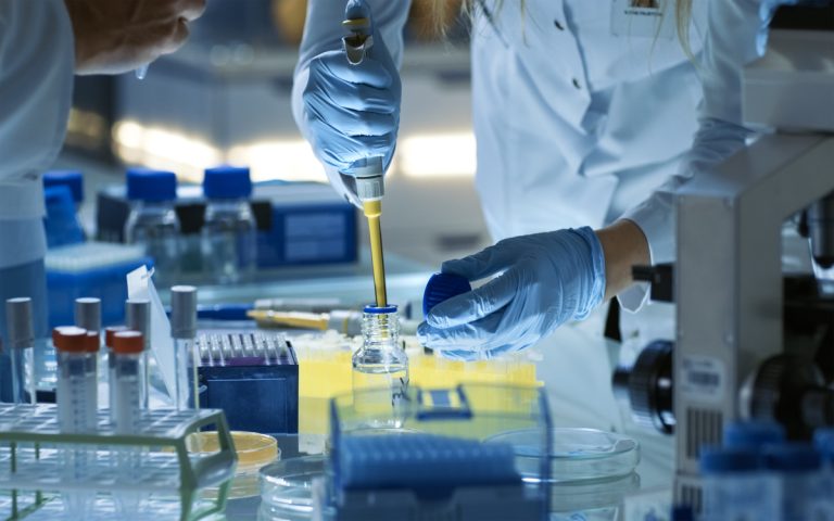 Ruské pokusy vzbuzují ve vědecké společnosti znepokojení. Chtějí probudit viry, které zabily mamuty 1 vedci laborator