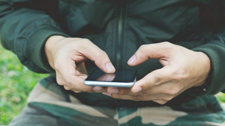 Špatná zpráva pro Putina: Tisíce Rusů si dobrovolně volají s Ukrajinci a prosí je o pomoc 1 vojak telefon